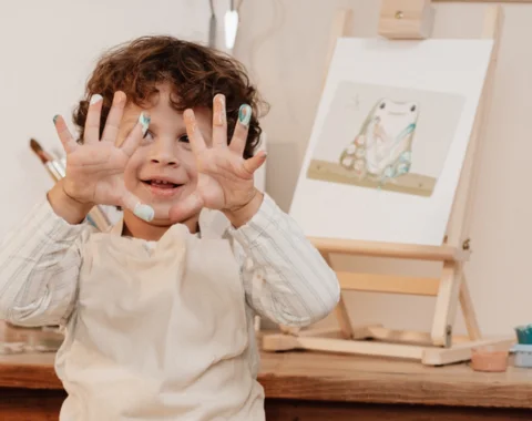 Enfant qui peint