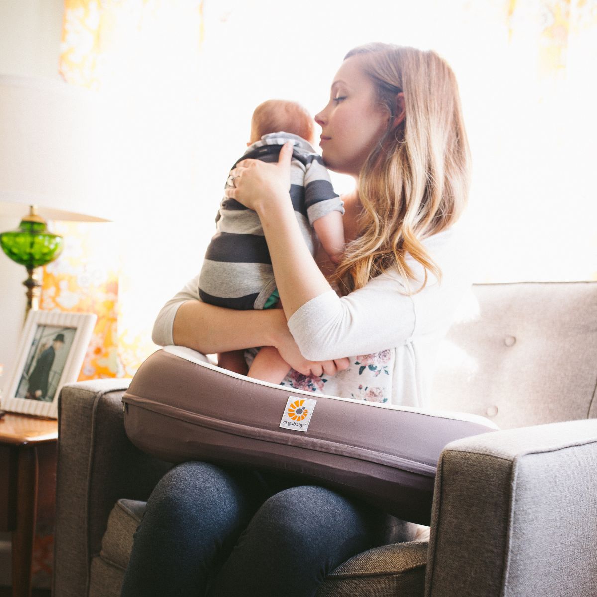 Coussin d'allaitement avec sangle Natural Curve (Ergobaby) - Image 3