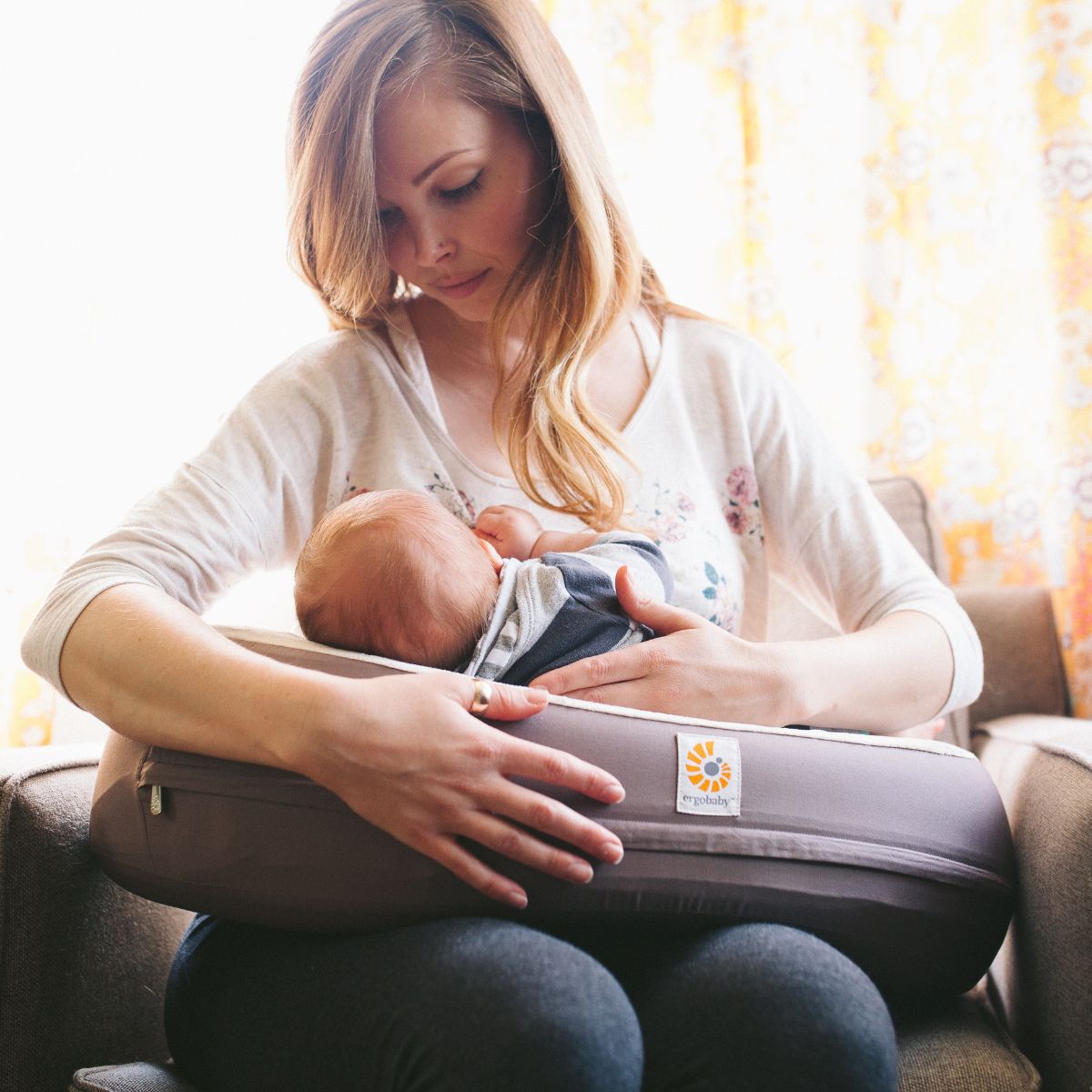 Coussin d'allaitement avec sangle Natural Curve (Ergobaby) - Image 4