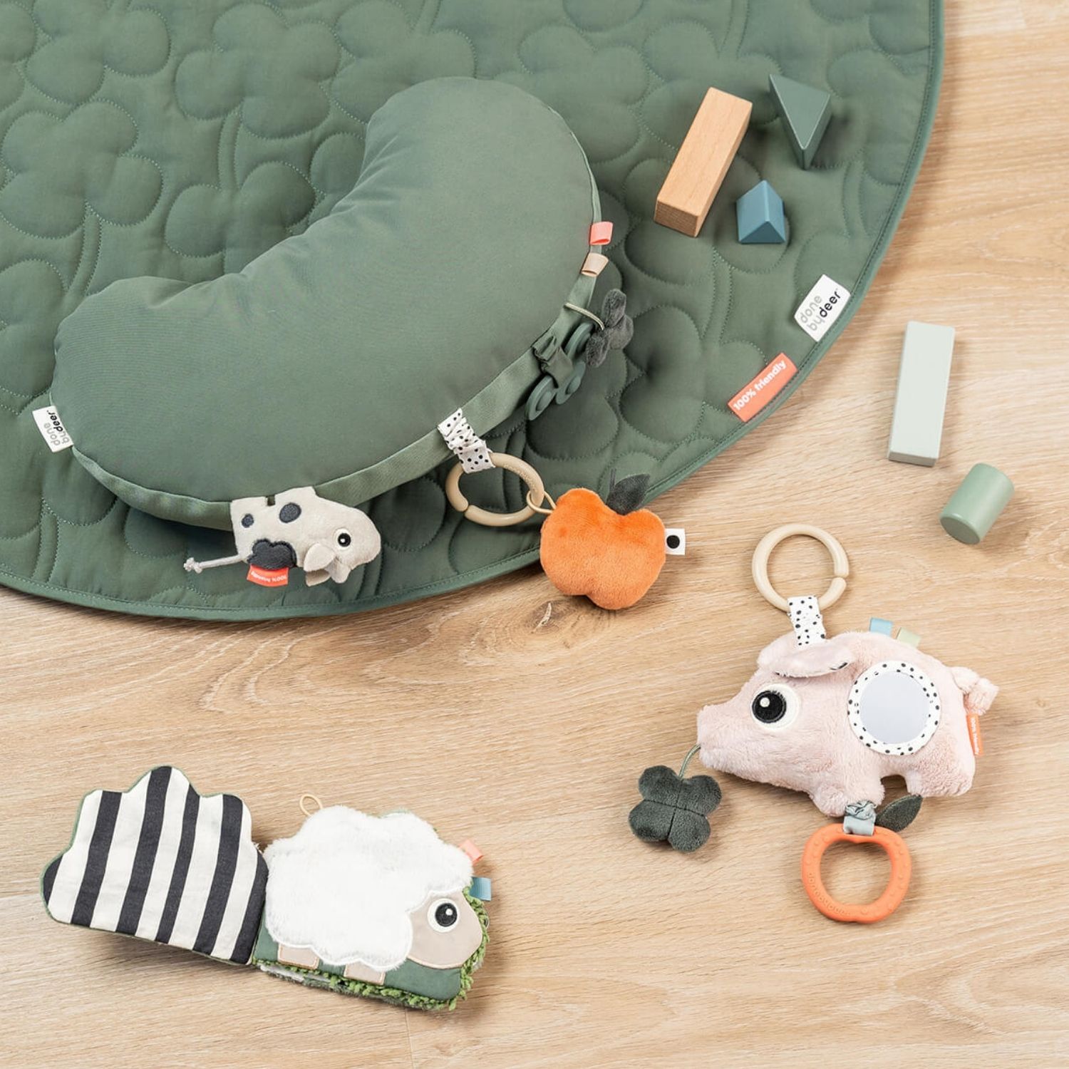 Coussin d'éveil Tummy time Tiny farm Vert (Done by deer) - Image 1