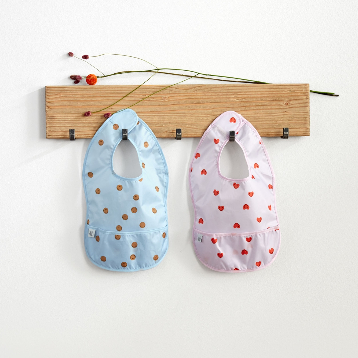 Lot de 2 bavoirs Happy Rascals Coeur lavande (Lassig) - Image 1