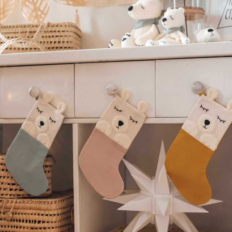 Chaussette de Noël Ours moutarde (Kikadu) - Image 1