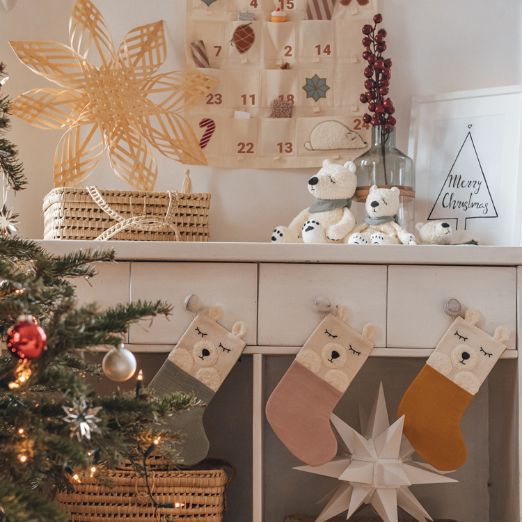 Chaussette de Noël Ours moutarde (Kikadu) - Image 2