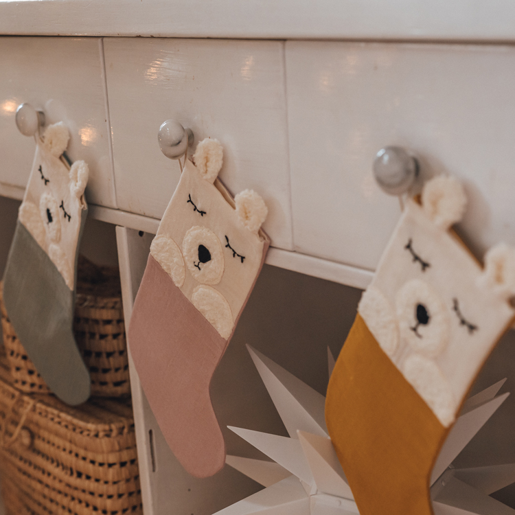 Chaussette de Noël Ours moutarde (Kikadu) - Image 3