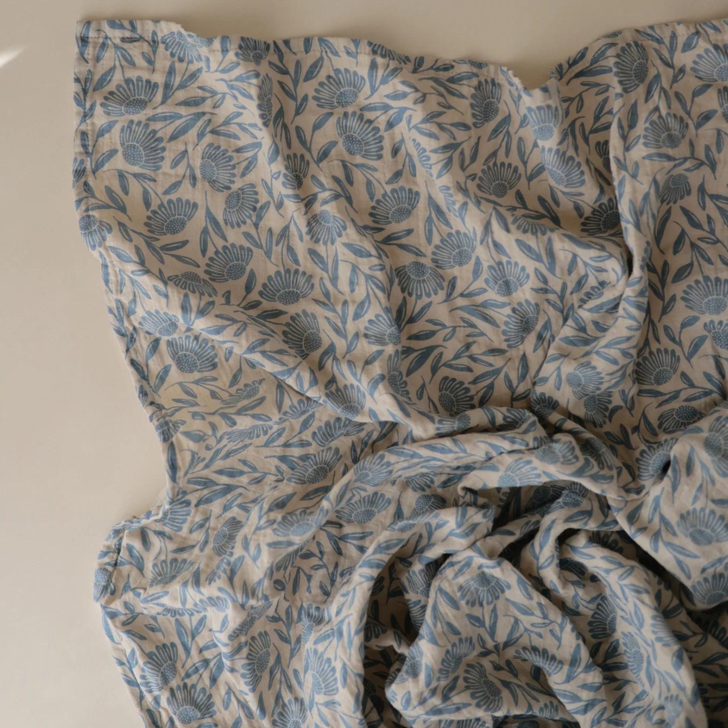 Maxi lange en coton Blue Flowers (120 x 120 cm) (Mushie) - Image 4