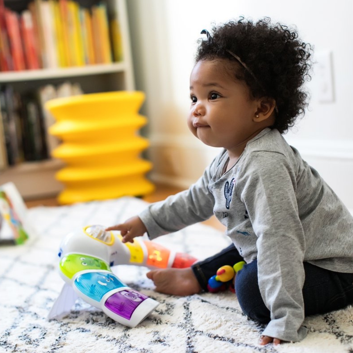Jouet musical et multilingue Glow & Discover (Kids2) - Image 1