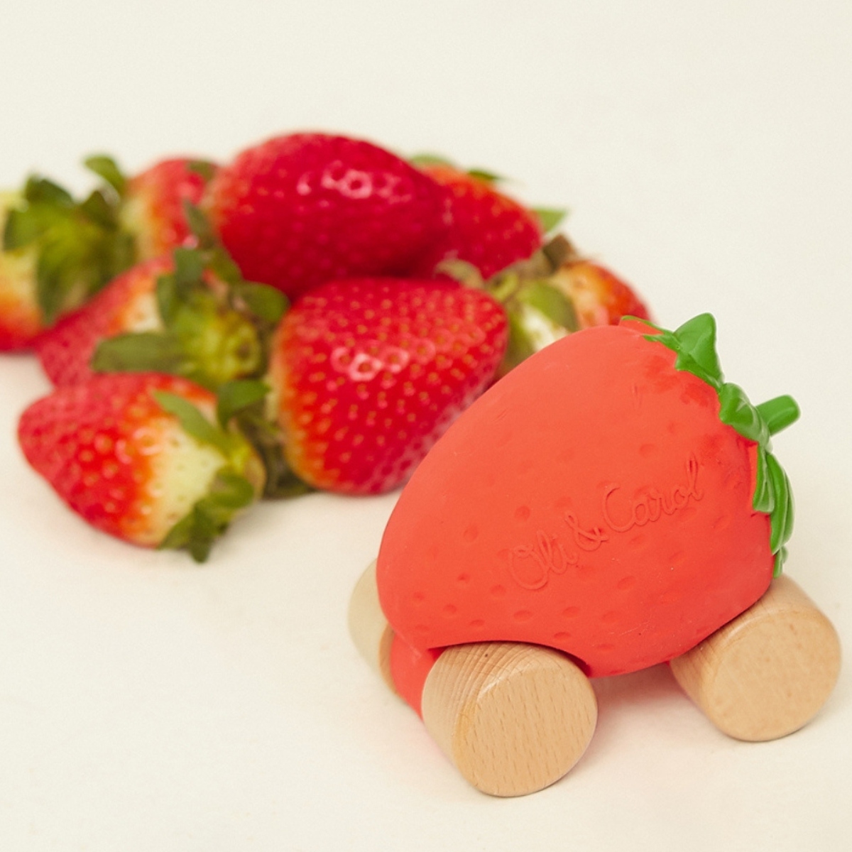 Voiture et jouet de dentition Sweetie la fraise (Oli and Carol) - Image 3