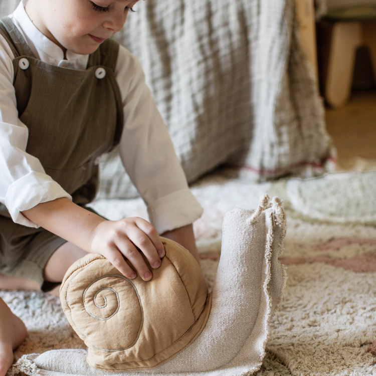 Coussin escargot Lazy Snail (40 x 22 cm) (Lorena Canals) - Image 5