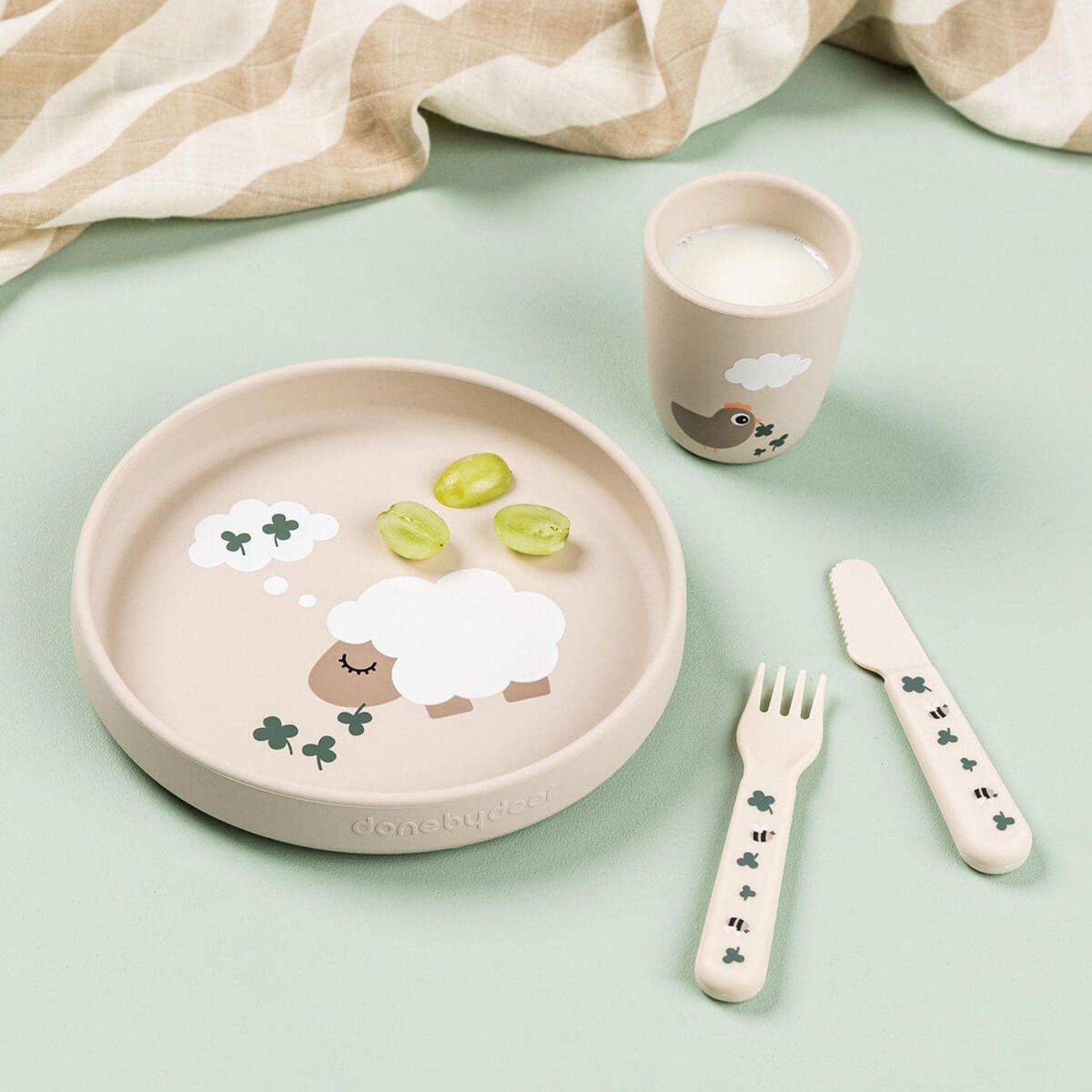 Done by deer - Assiette ventouse en silicone Tiny farm Sable