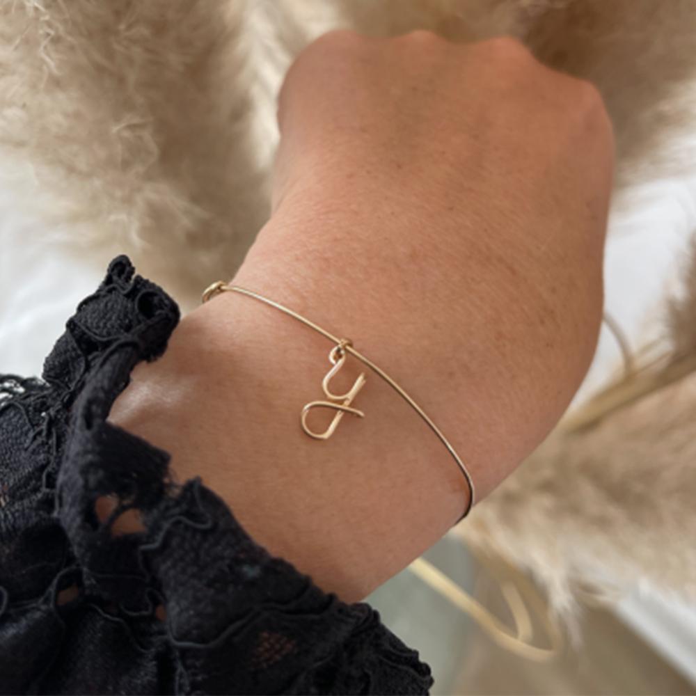Jonc initial Lovely Hoop goldfilled jaune (personnalisable) (Padam Padam) - Image 1