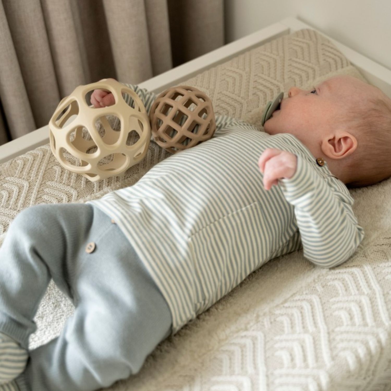 Lot de 2 balles de préhension Clay-Warm Linen (Baby's Only) - Image 2