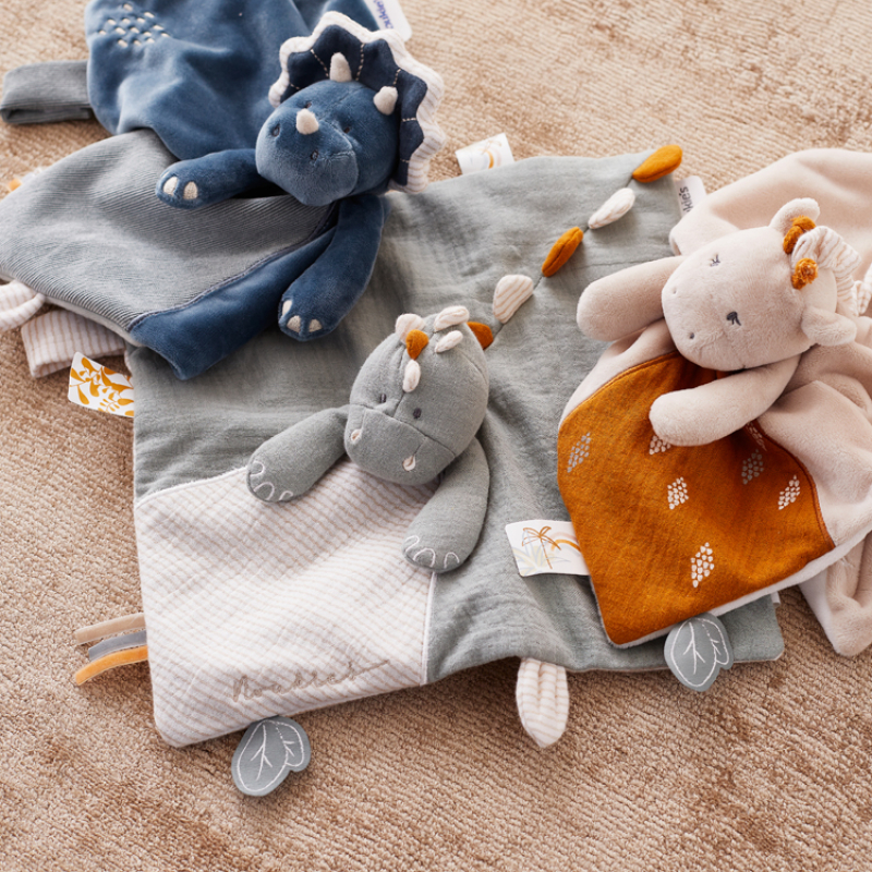 Doudou plat attache sucette Ops le tricératops TSO (Noukie's) - Image 1