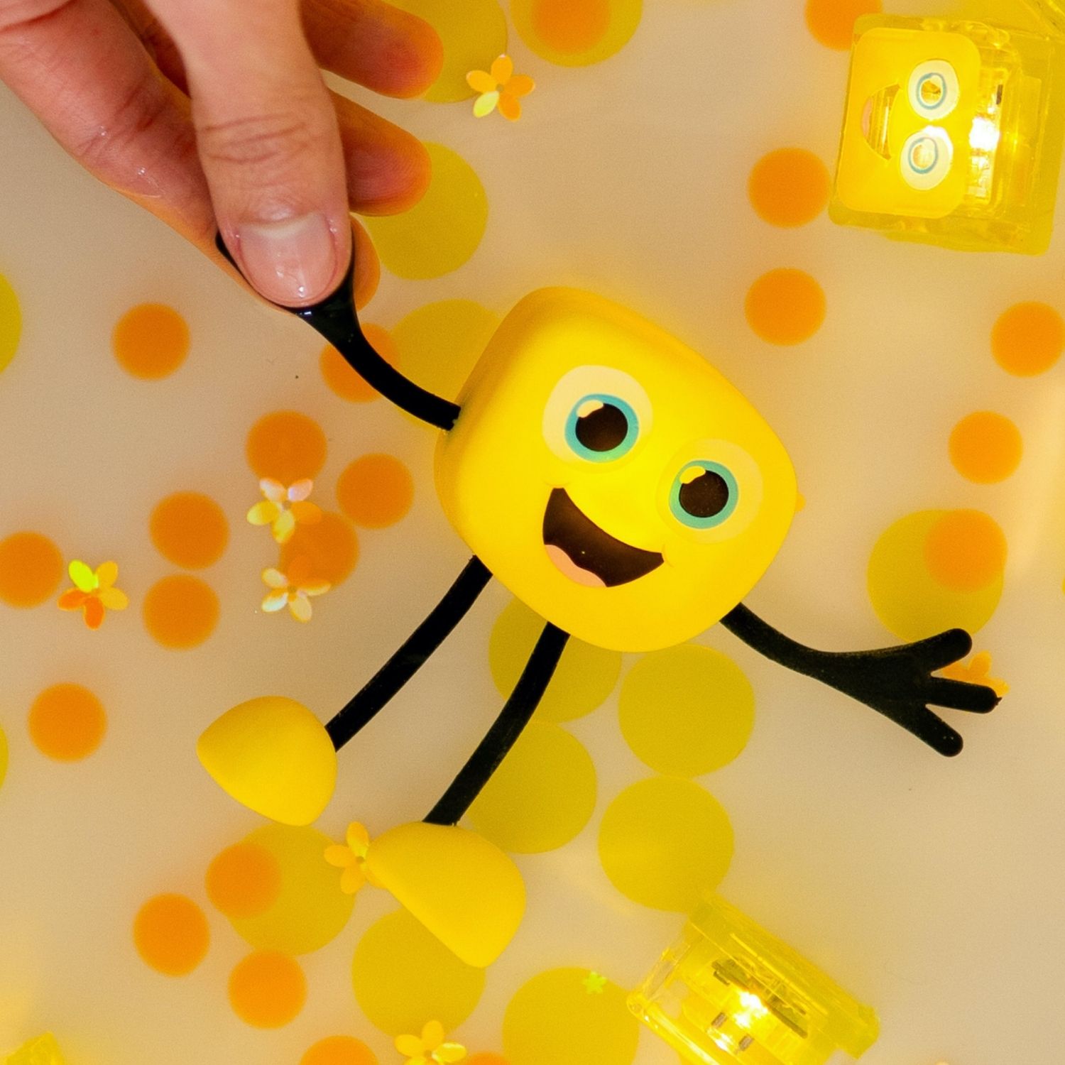 Personnage Alex jaune et 2 cubes lumineux (Glo Pals) - Image 1
