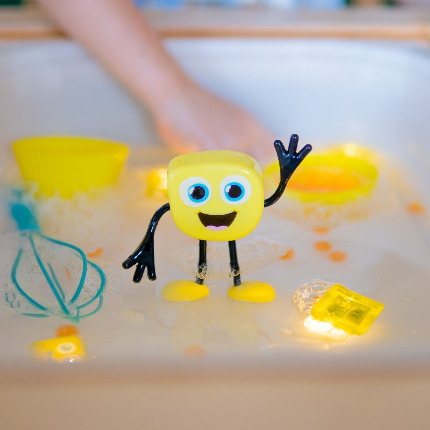 Personnage Alex jaune et 2 cubes lumineux (Glo Pals) - Image 3