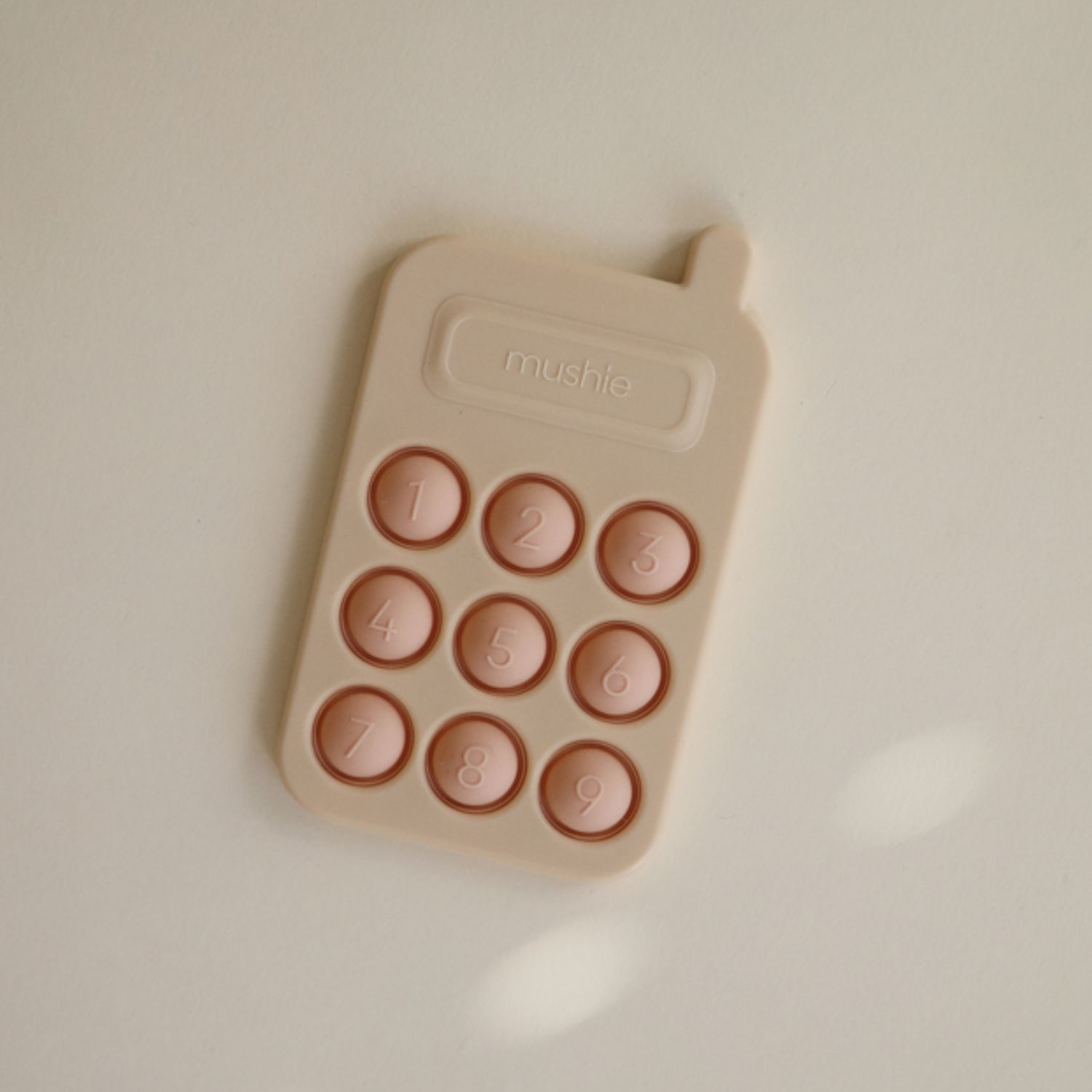Pop it en silicone Téléphone blush (Mushie) - Image 2