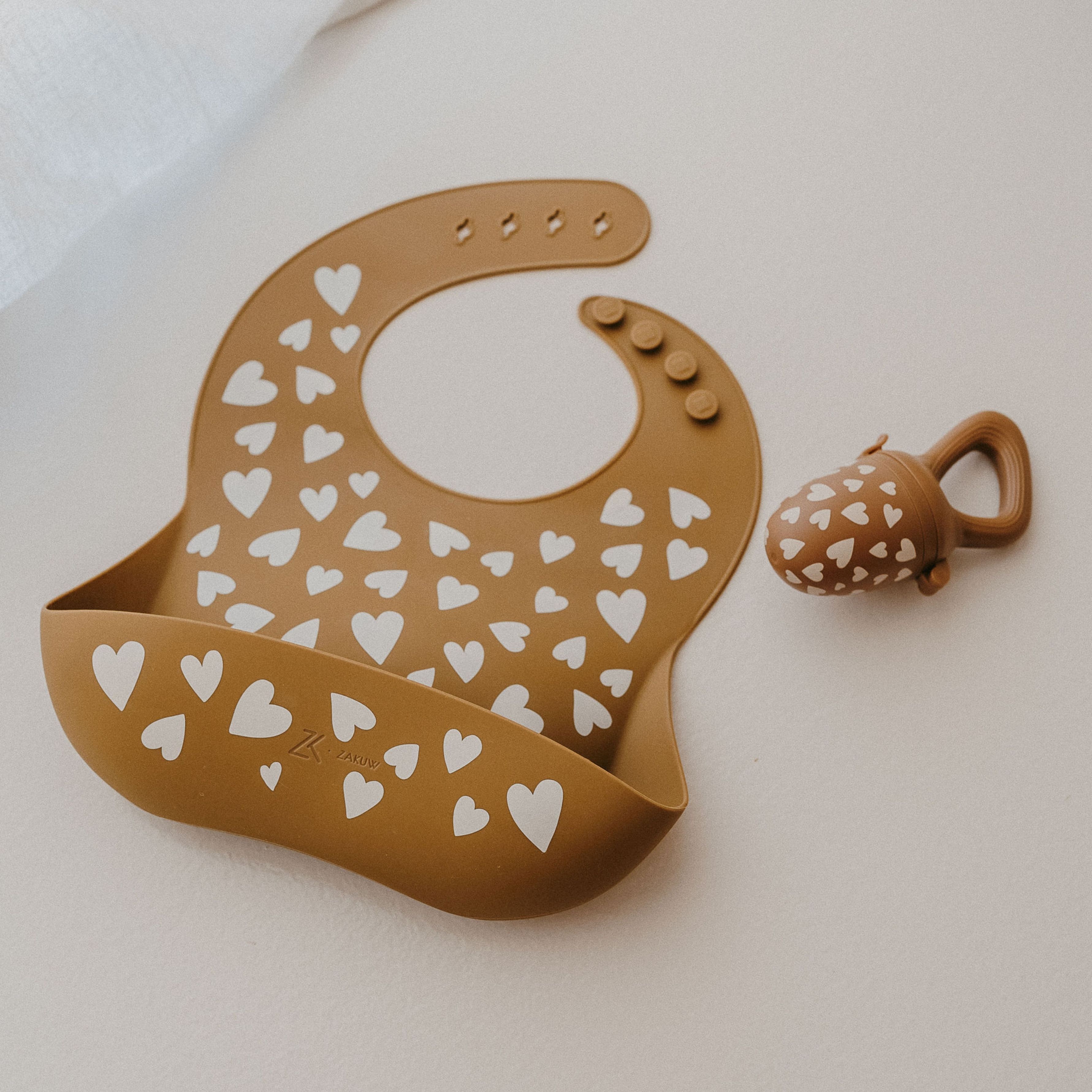 Bavoir en silicone Fall In Love camel (Zakuw) - Image 6