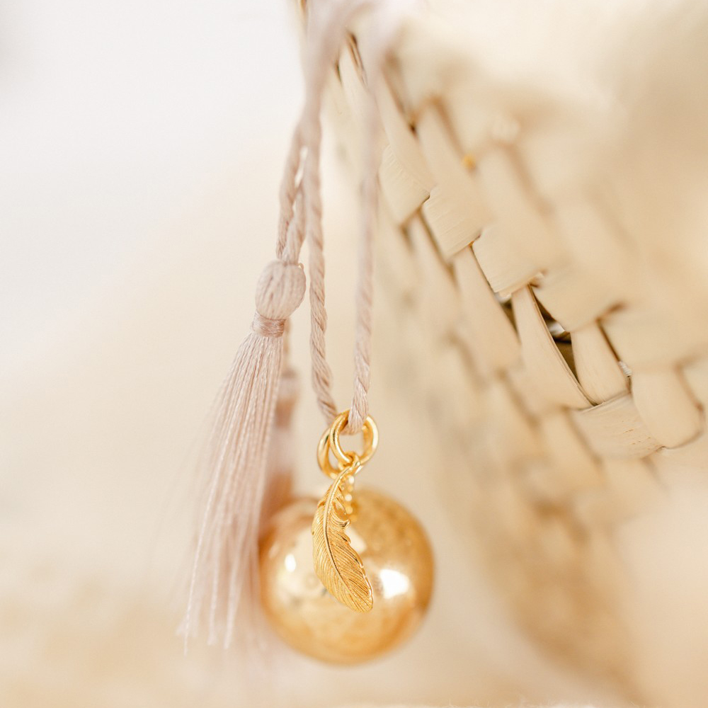 Bola de grossesse Gri-Gri Plume cordon biscuit (or jaune 18 carats) (Pleine Lune) - Image 1