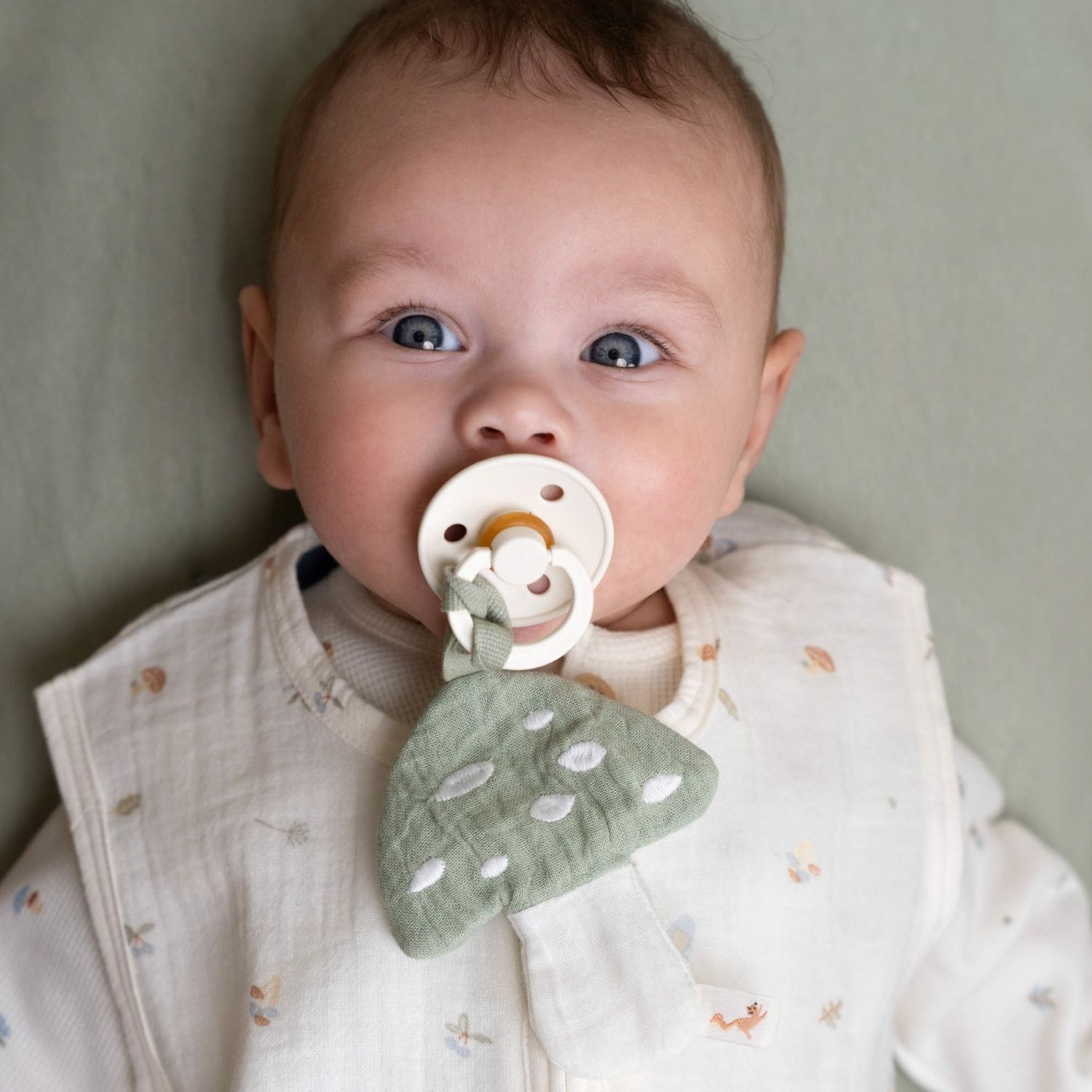 Doudou attache-tétine en gaze de coton Champignon (Little Dutch) - Image 4