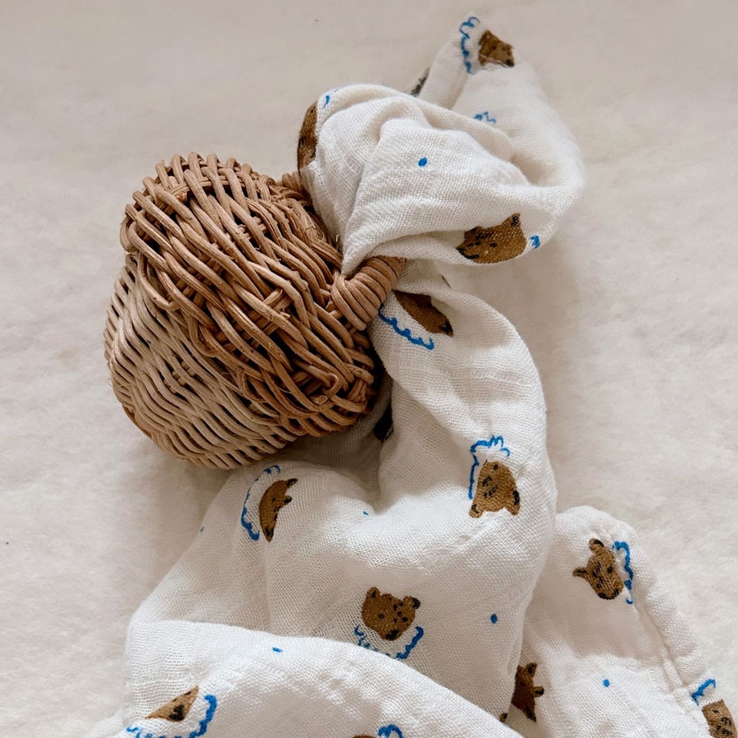 Lange Bianca Teddy (70 x 70 cm) (Rose in April) - Image 3