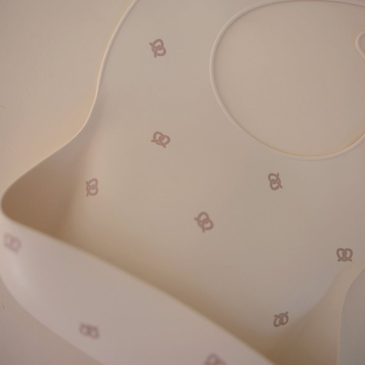 Bavoir à poche en silicone Pretzel (Mushie) - Image 2