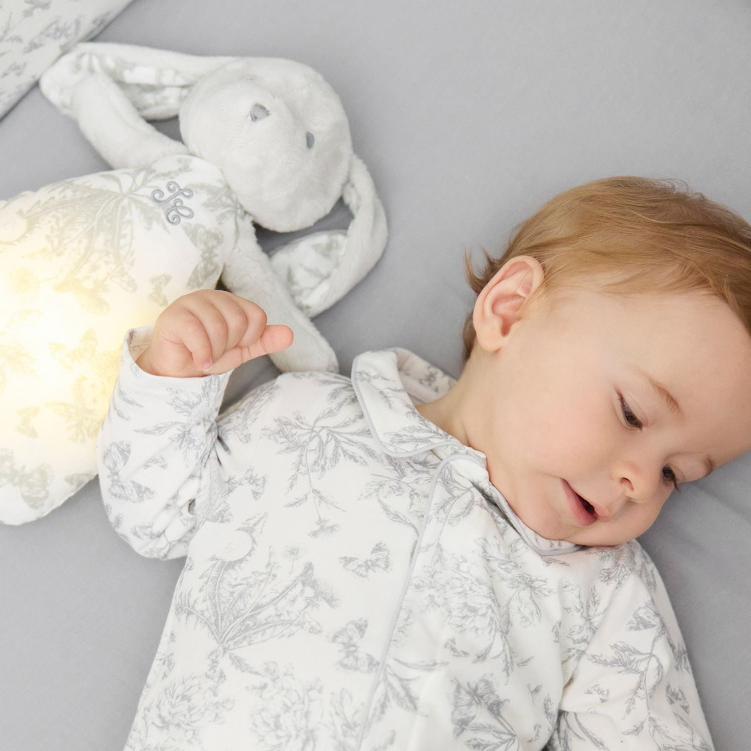 Peluche bruit blanc lapin Toile de Jouy gris (Tartine et Chocolat) - Image 1