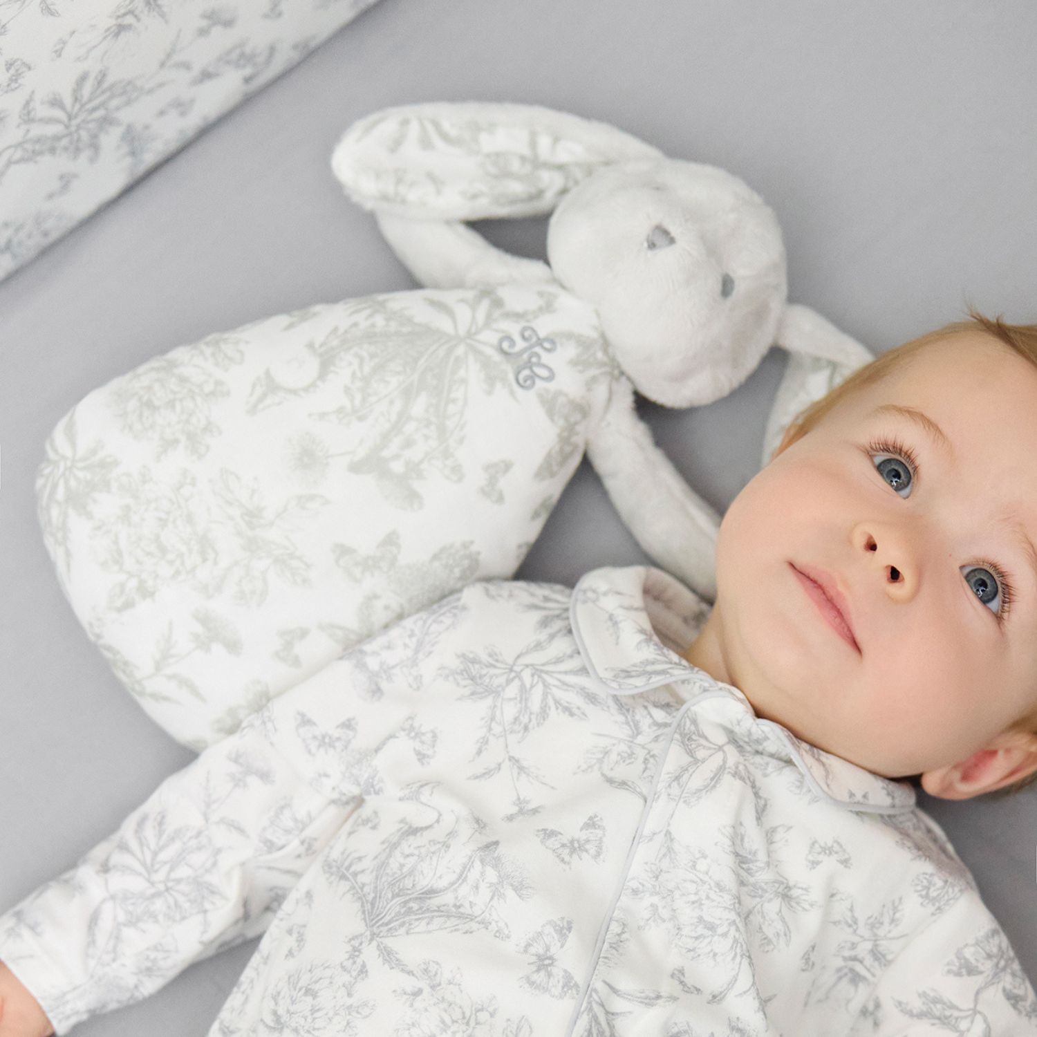 Peluche bruit blanc lapin Toile de Jouy gris (Tartine et Chocolat) - Image 3
