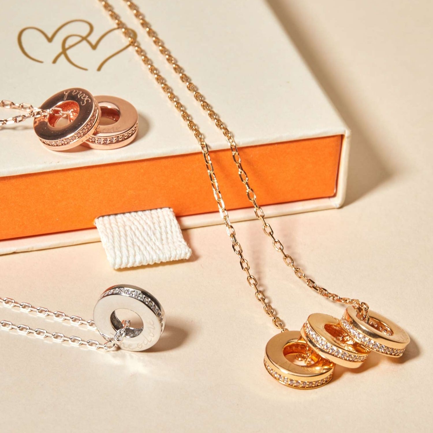 Collier Prénom Unity Cristal personnalisable (plaqué or 18 carats) (Merci Maman) - Image 3