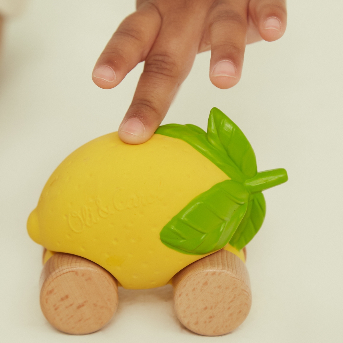Voiture et jouet de dentition Lou citron (Oli & Carol) - Image 2
