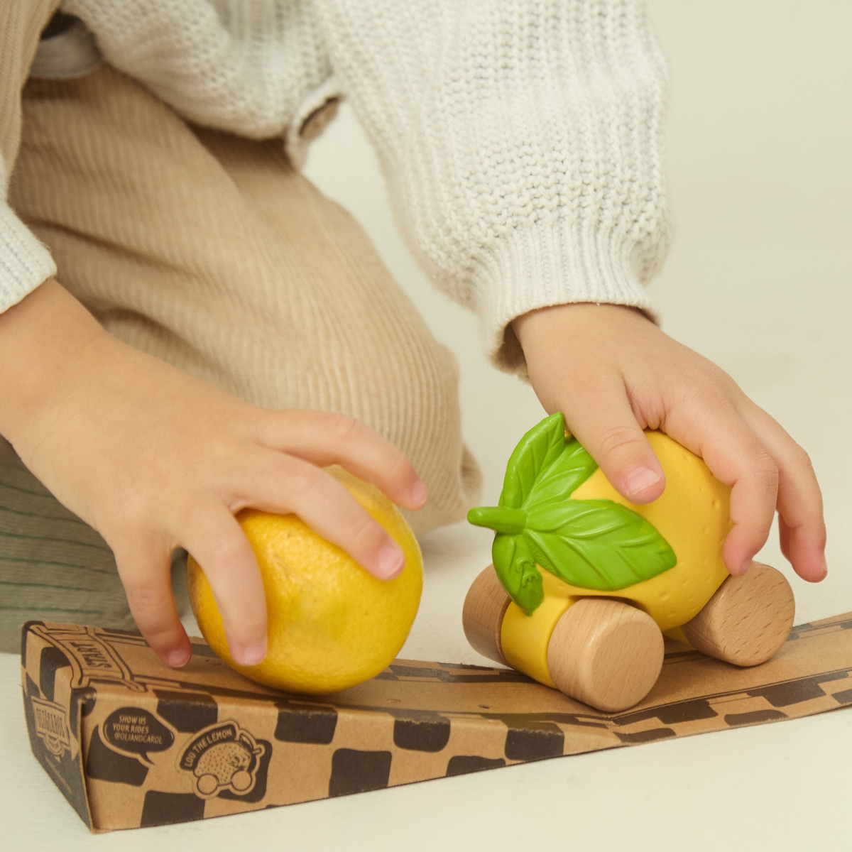 Voiture et jouet de dentition Lou citron (Oli & Carol) - Image 3