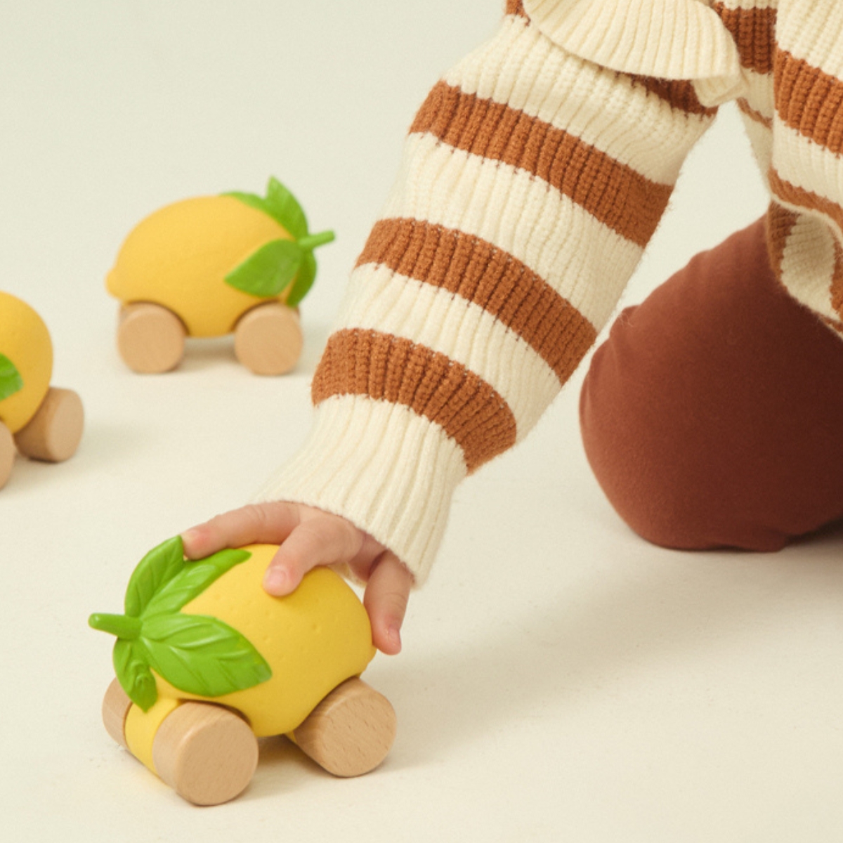 Voiture et jouet de dentition Lou citron (Oli & Carol) - Image 4