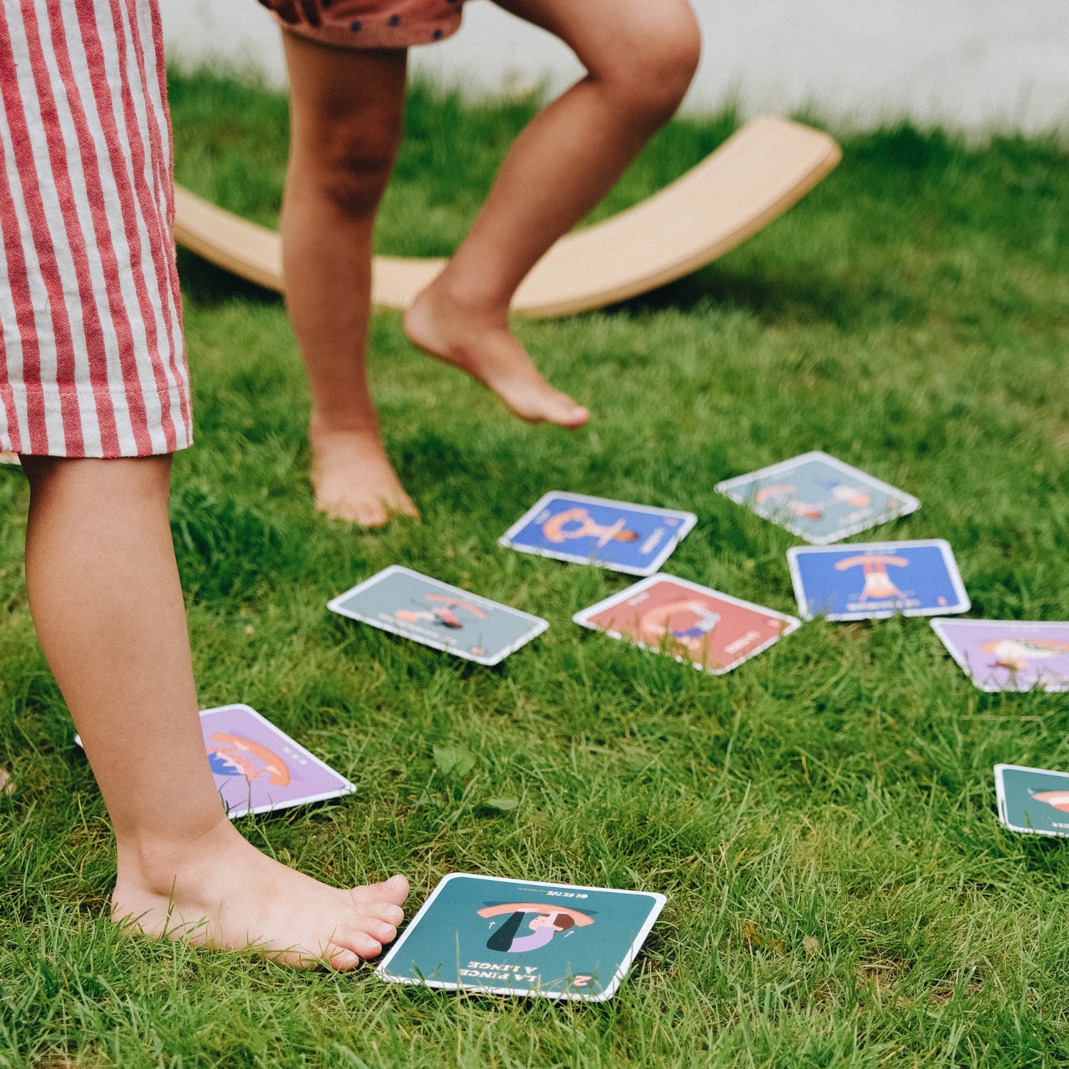 Planche d'équilibre avec ses 10 cartes de Yoga (Observe Montessori) - Image 5