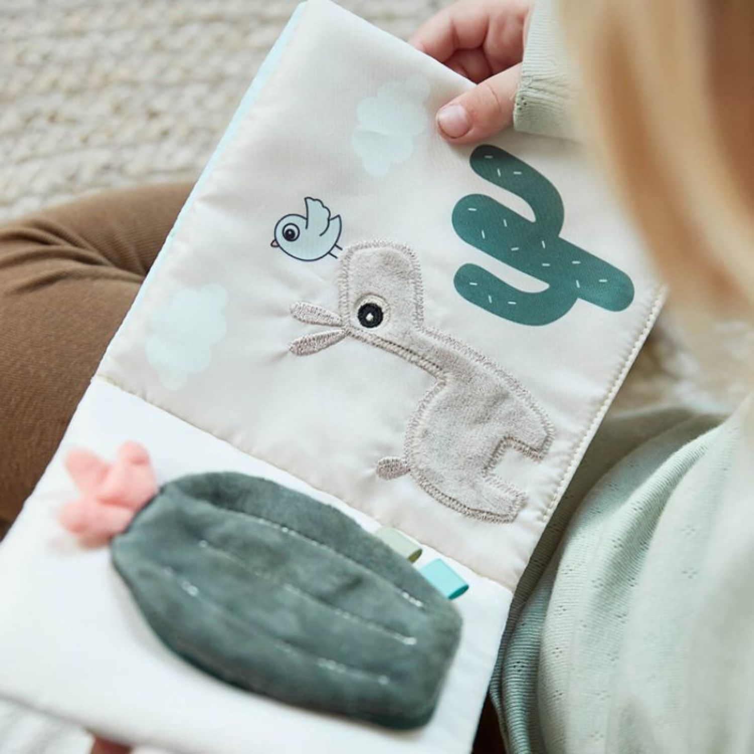 Livre bébé éveil Lalee Sable (Done by deer) - Image 1