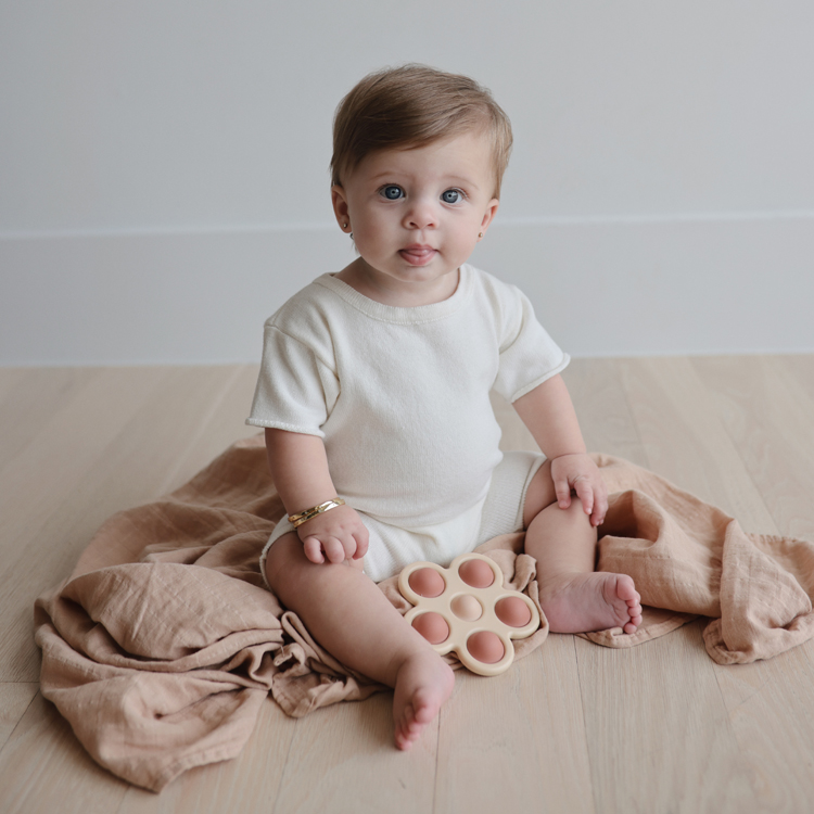 Jouet en silicone Fleur Rose-Blush-Shifting sand (Mushie) - Image 2