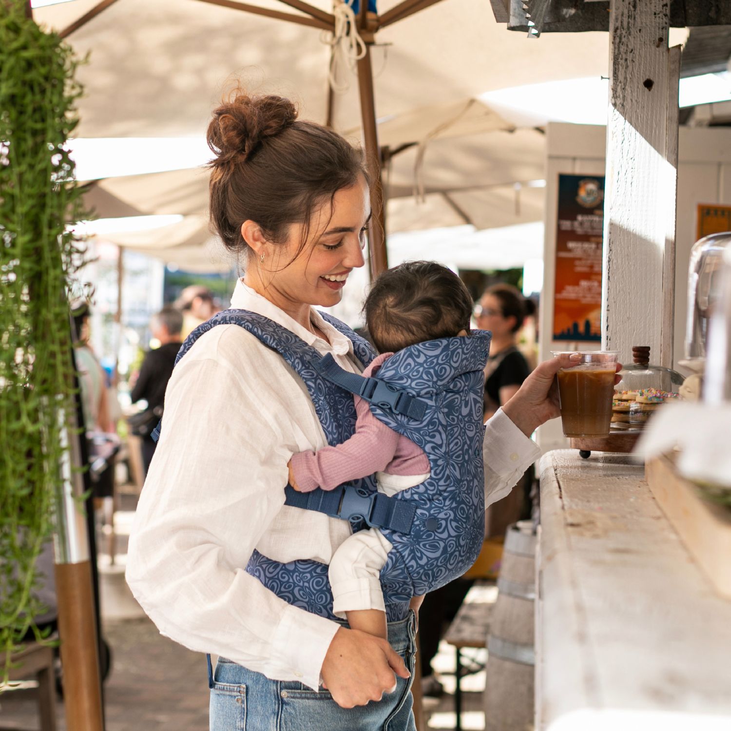 Porte bébé Flip 4 en 1 Navy Floral (Infantino) - Image 5
