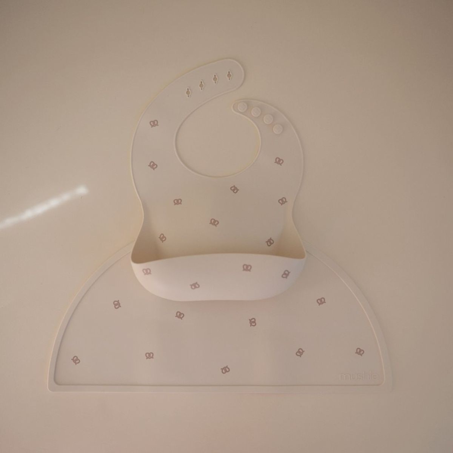 Set de table en silicone Pretzel (Mushie) - Image 3