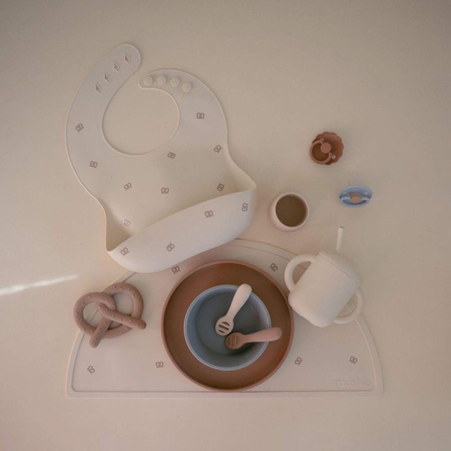 Set de table en silicone Pretzel (Mushie) - Image 4
