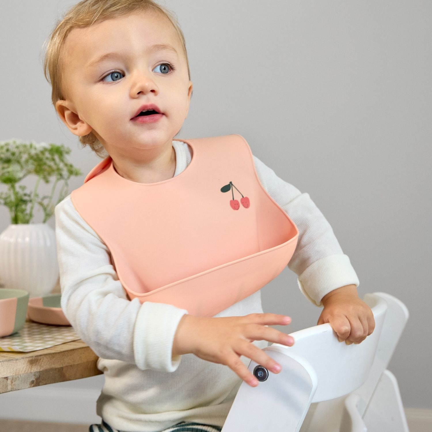 Lassig - Bavoir en silicone avec poche Happy Fruits Cerise