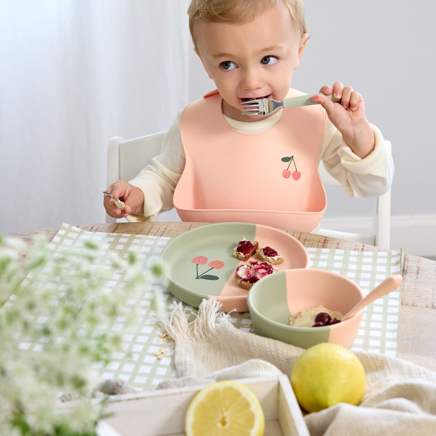 Bavoir en silicone avec poche Happy Fruits Cerise (Lassig) - Image 2