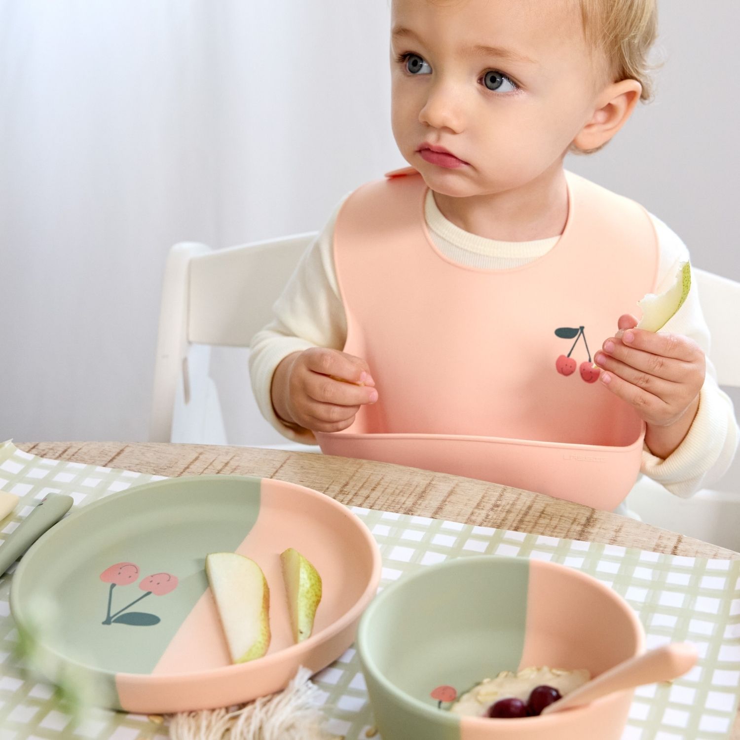Bavoir en silicone avec poche Happy Fruits Cerise (Lassig) - Image 3