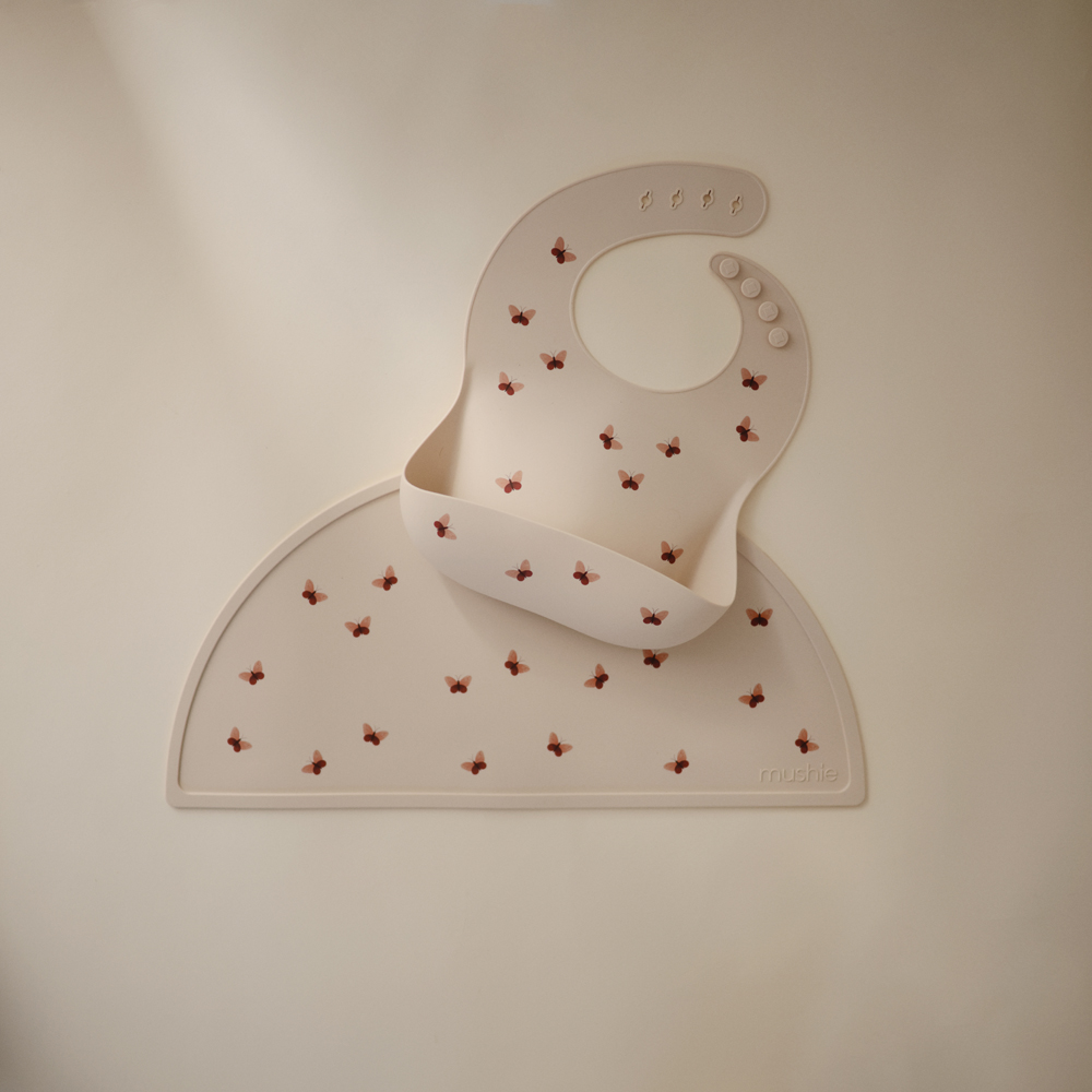 Bavoir à poche en silicone Butterflies (Mushie) - Image 4