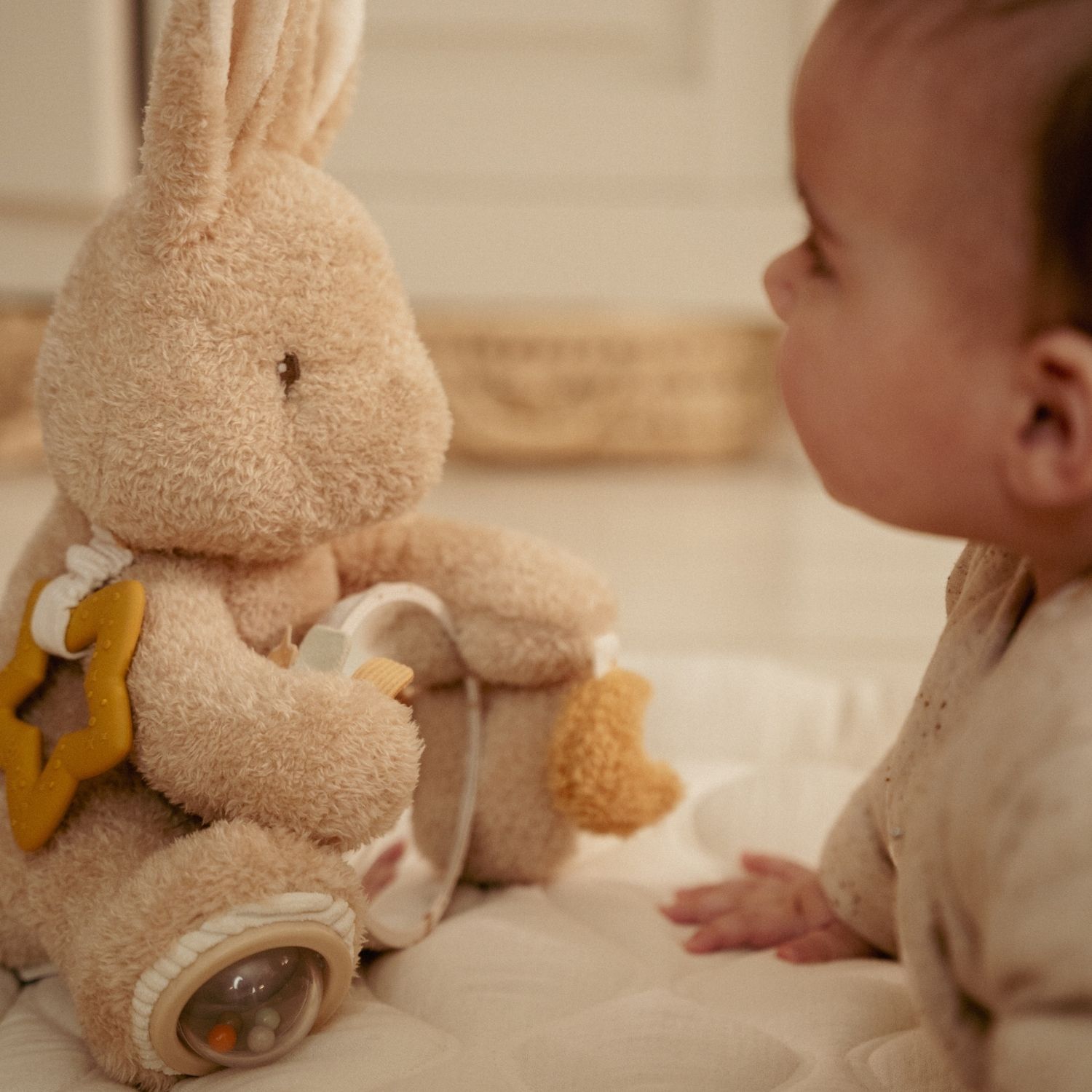 Peluche d'activités Lapin Newborn (Little Dutch) - Image 1