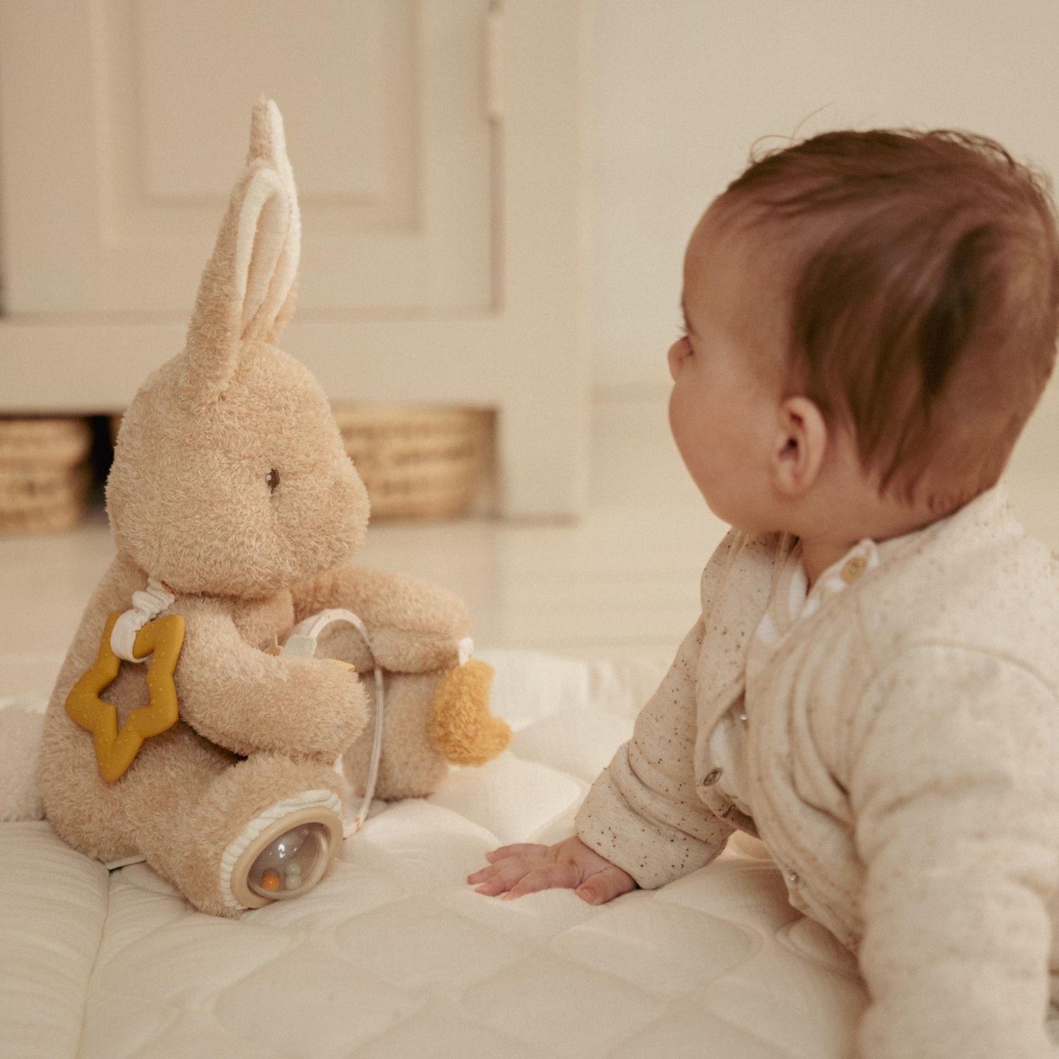 Peluche d'activités Lapin Newborn (Little Dutch) - Image 2