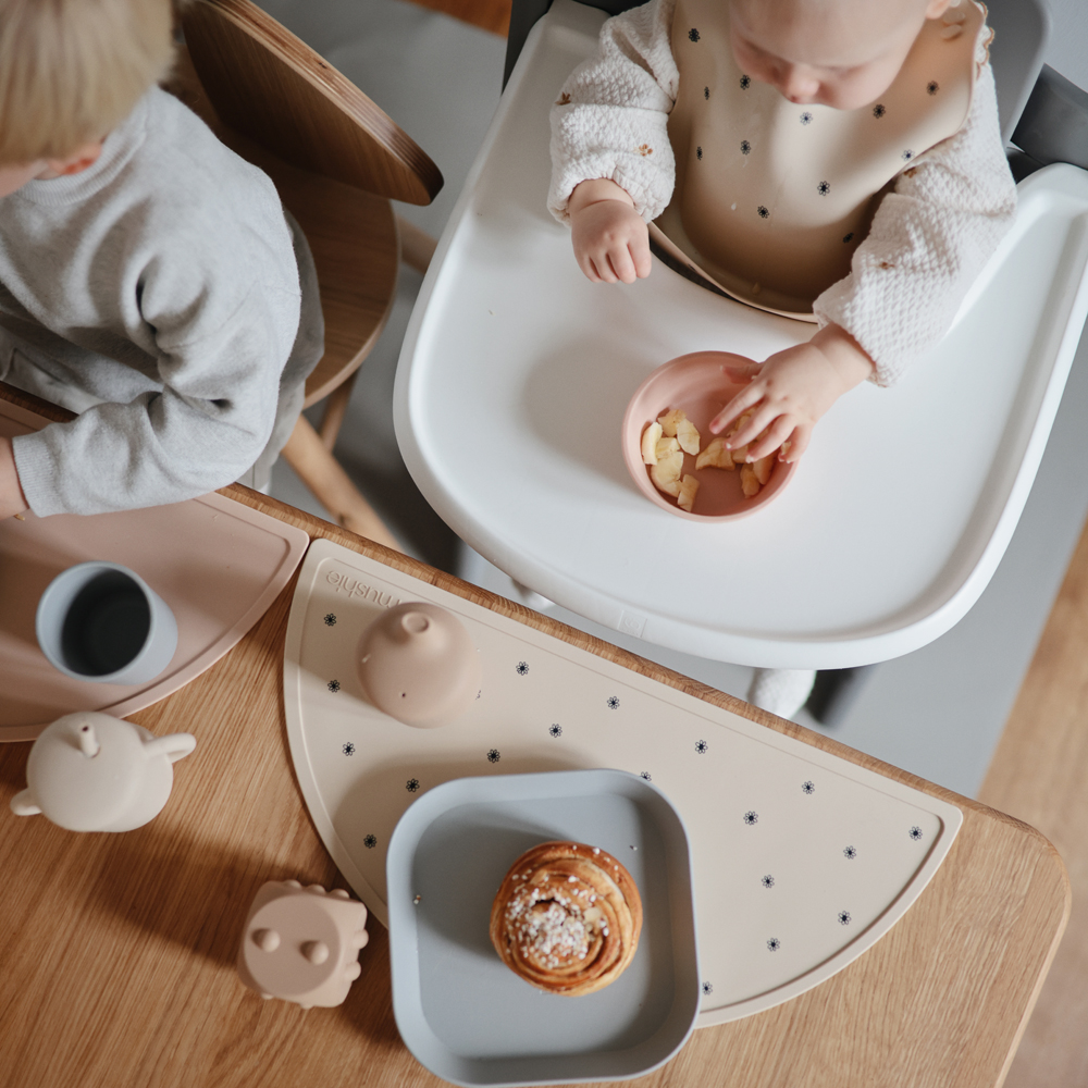 Set de table en silicone Black daisy (Mushie) - Image 2