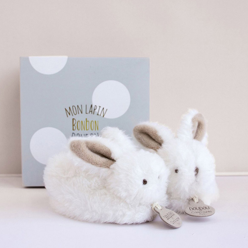 Coffret chaussons de naissance lapin hochet beige (taille 16-18) (Doudou et Compagnie) - Image 2