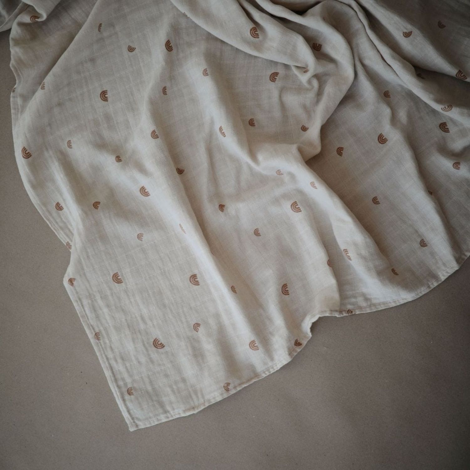 Maxi lange en coton bio Rainbows (120 x 120 cm) (Mushie) - Image 3