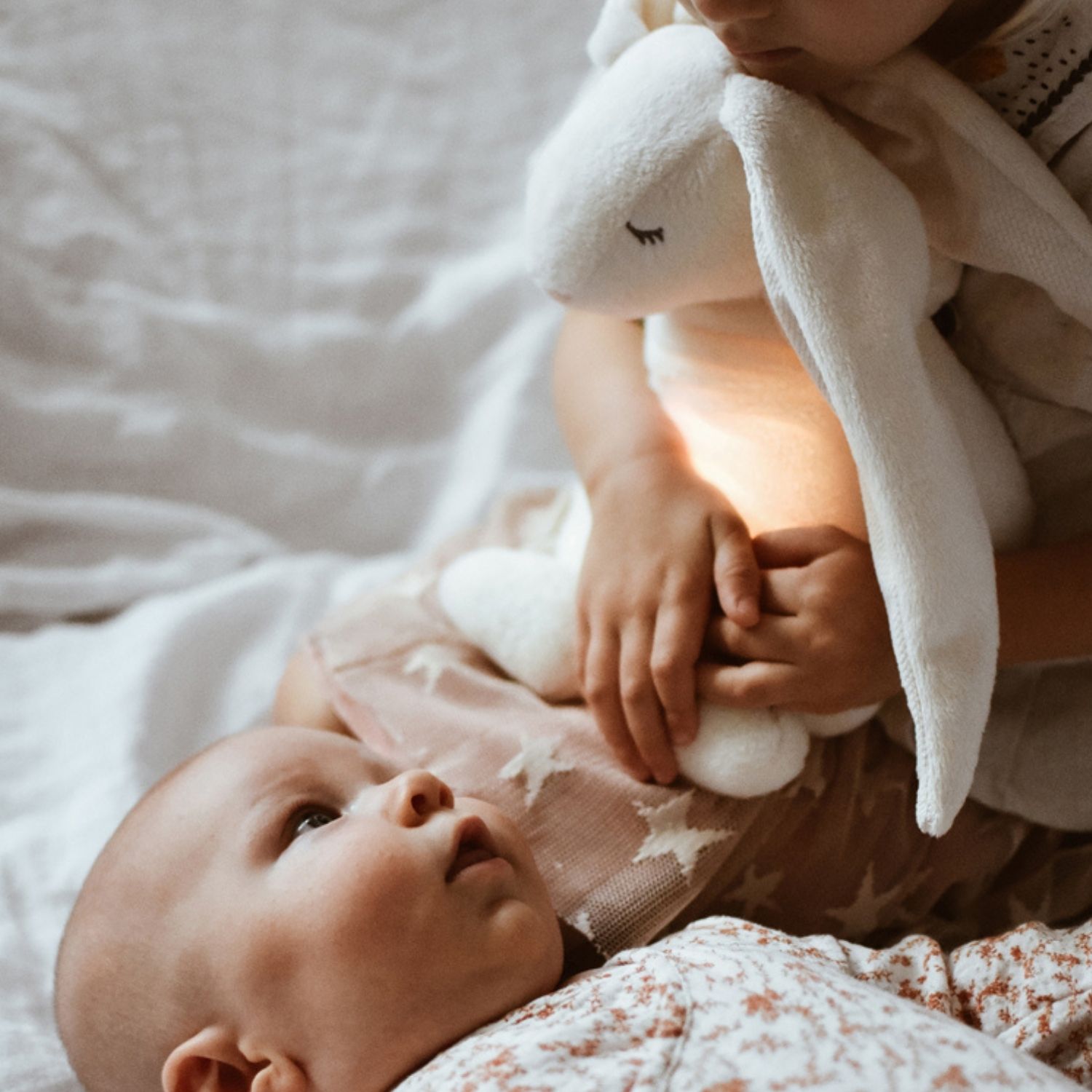 Peluche veilleuse lapin magique Cream 2.0 (Moonie) - Image 1