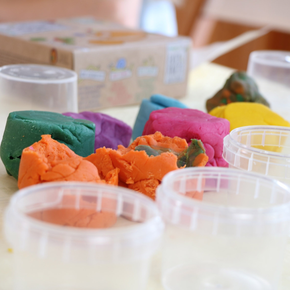 Coffret Suri 2 pots rouge + vert pâte à modeler naturelle et vegan (Neogrün) - Image 3