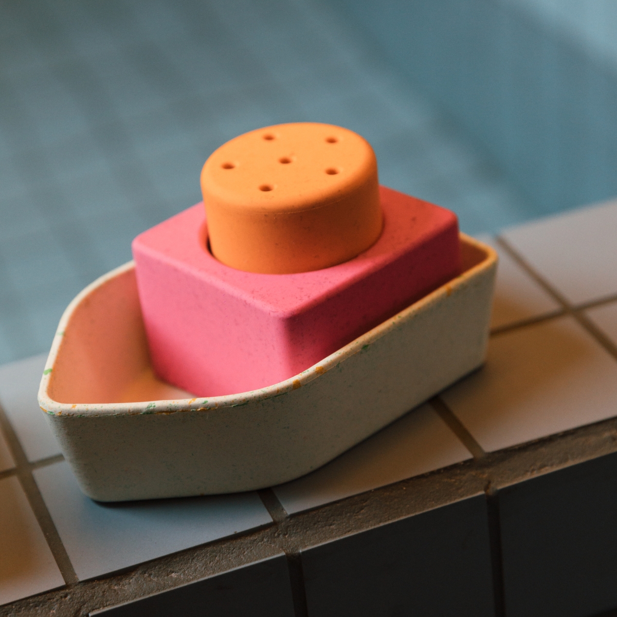Oli and Carol - Jouet de bain bateau en caoutchouc orange