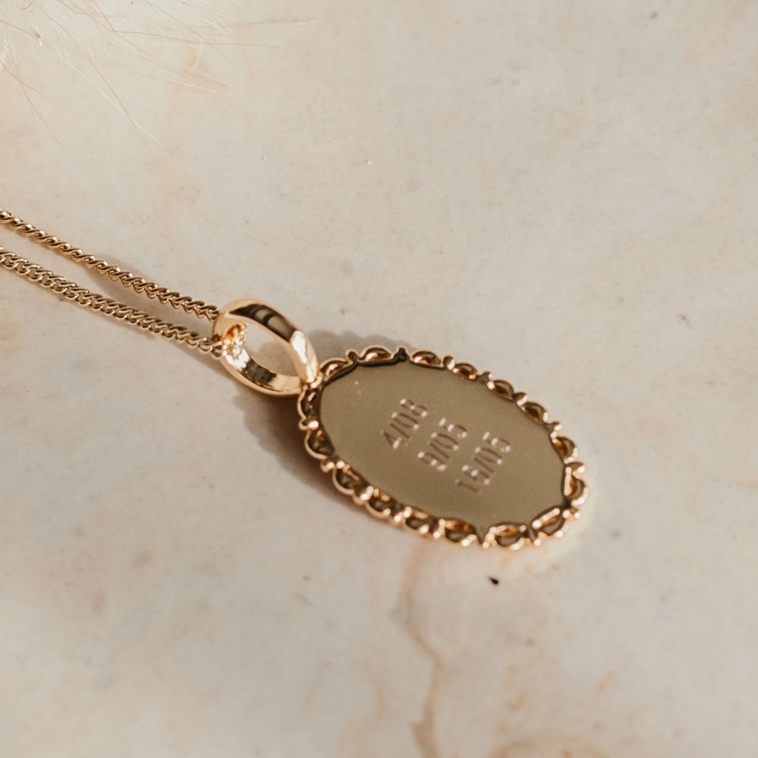 Collier médaille ovale Florale personnalisable (or jaune 18 carats) (Pleine Lune) - Image 1