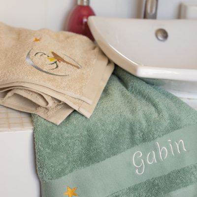 Serviette de bain jaune pâle Daim personnalisable (50 x 100 cm) (L'oiseau bateau) - Image 3